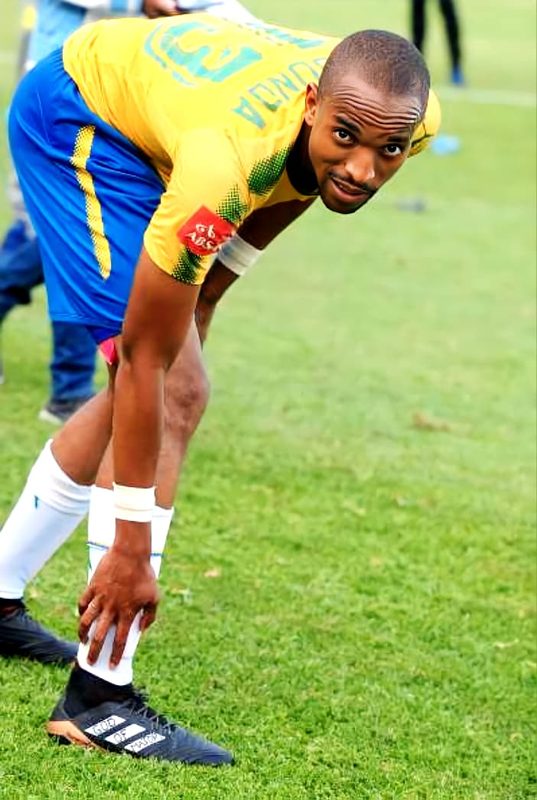 Tiyani Mabunda warming up before a match